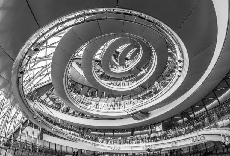 Looking up at the spiral staircase, City Hall of London. Photo Credit: Colin via Wikimedia Commons.