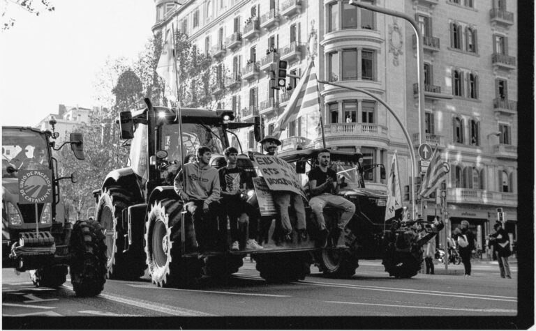 Men protesting on tractors in street, Barcelona. Photo Credit: Adrià Masi.