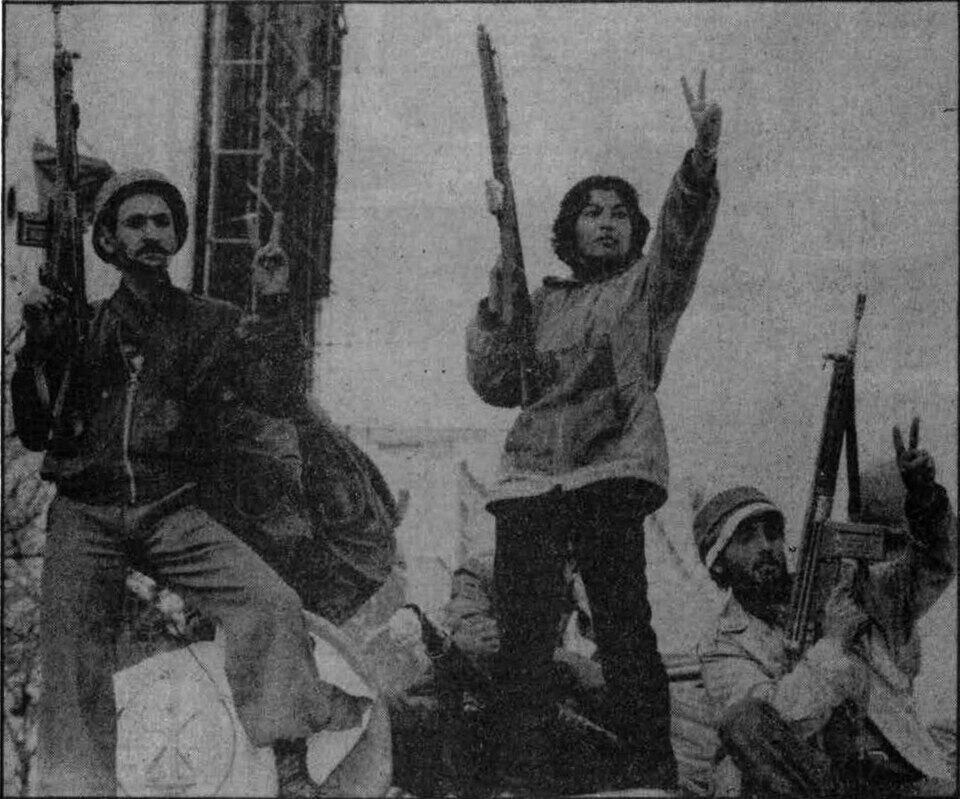 An iconic photograph from the Iranian revolution in 1979. Photo Credit: Medhi Sahabi via Wikimedai Commons.