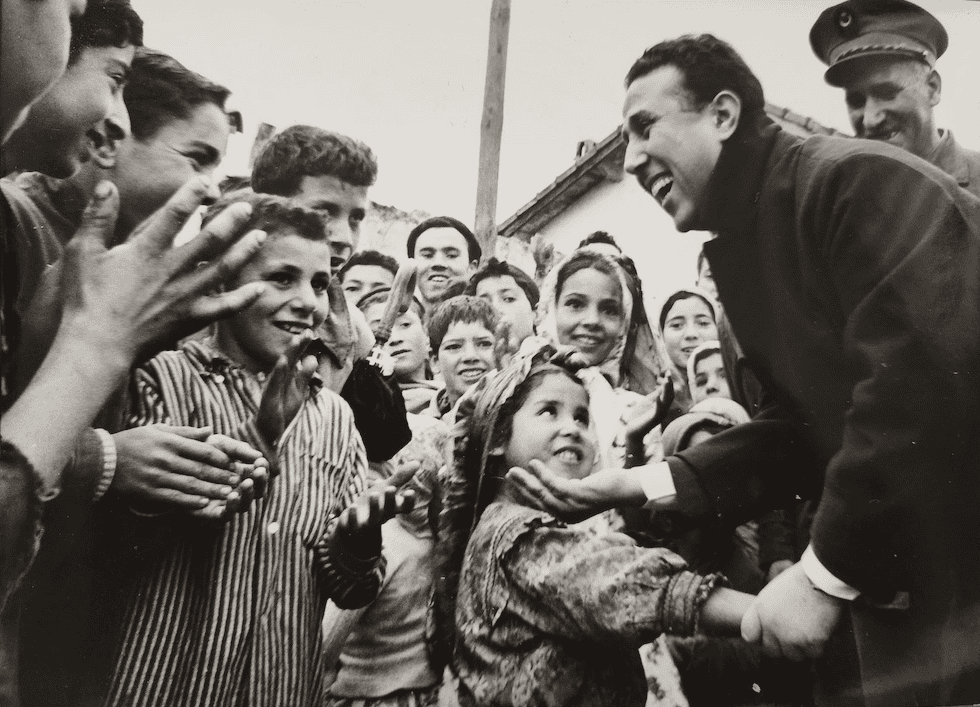 Kathryn Updegraff, Ben Ball with children, September 1962, The Degraff/Updegraff Archive.