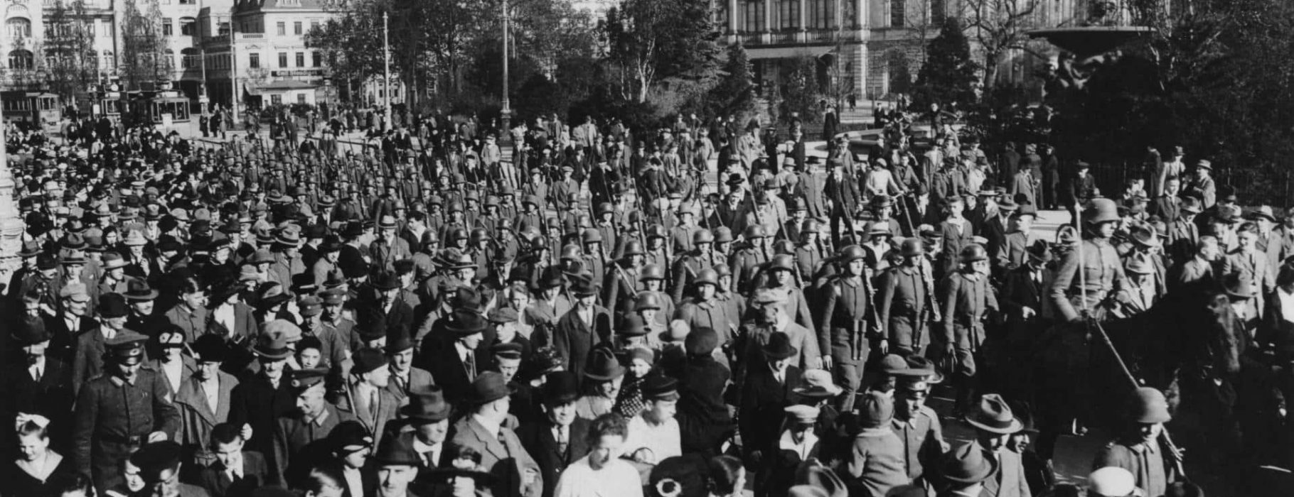 Reichsexekution-Sachsen-1923-Reichswehrkompanie-auf-dem-Weg-zum-Landtagsgebaeu