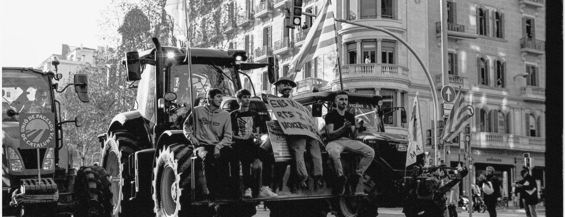 Men protesting on tractors in street, Barcelona. Photo Credit: Adrià Masi.